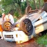 Capotamento na PR-218 em Carlópolis deixa duas pessoas feridas